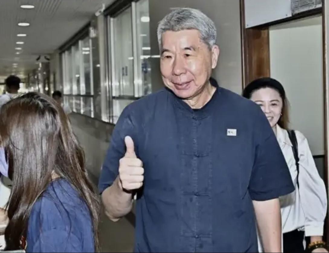 张亚中“弃领表”冲羁押庭，这波操作是真心还是作秀？国民党主席选举领表首日，别人抢