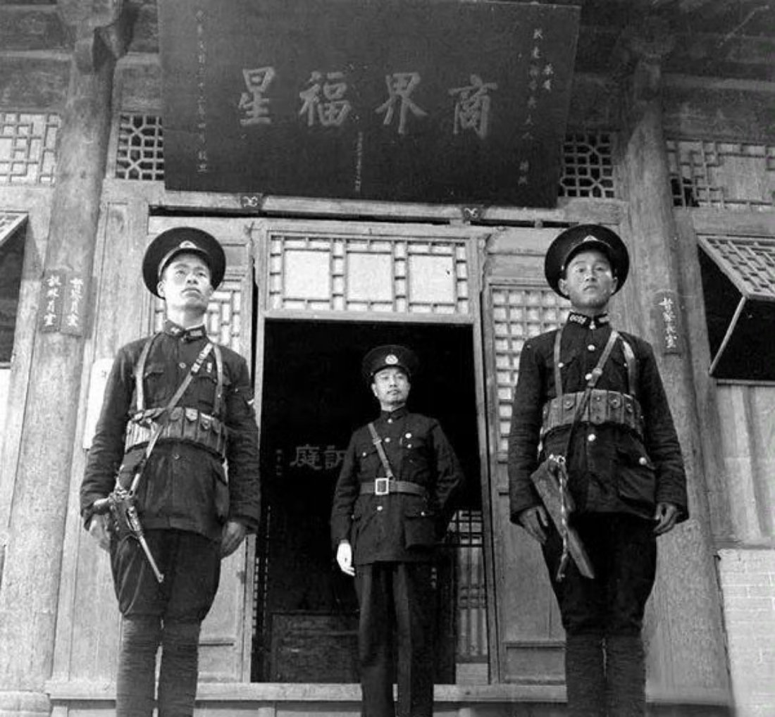 1947年，西安臨潼縣警局總部，警察局長和站在門口的兩位警察。美國《生活》雜誌記