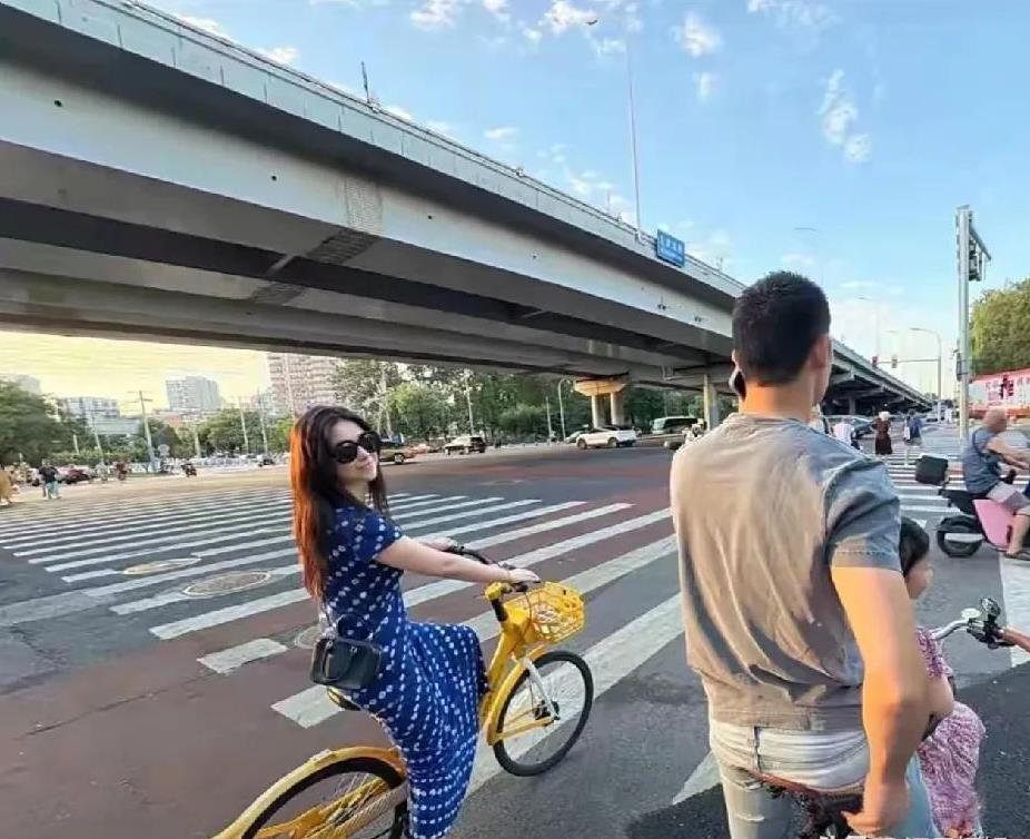 演员朱珠一家三口街头骑单车，画面看着真温馨啊