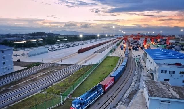 与中国相邻的哈萨克斯坦，将80%石油出口欧洲，为啥不卖给我国？很多人直观觉得