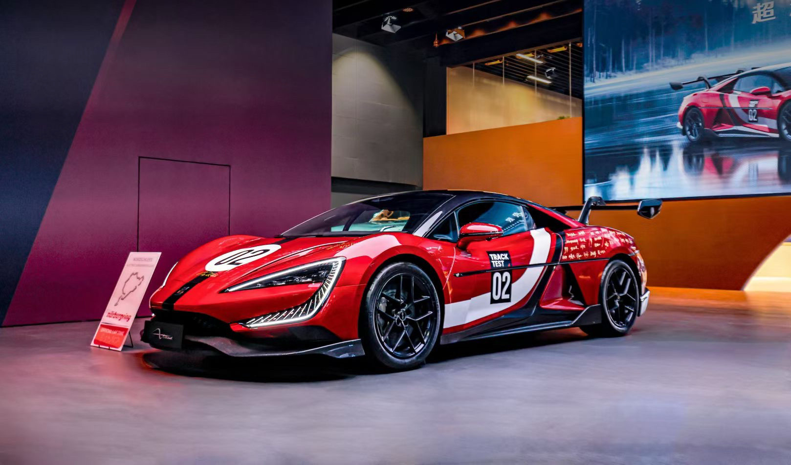 比亚迪展台依旧人山人海，王朝、海洋、方程豹、腾势、仰望全产品矩阵齐刷刷亮相。总结