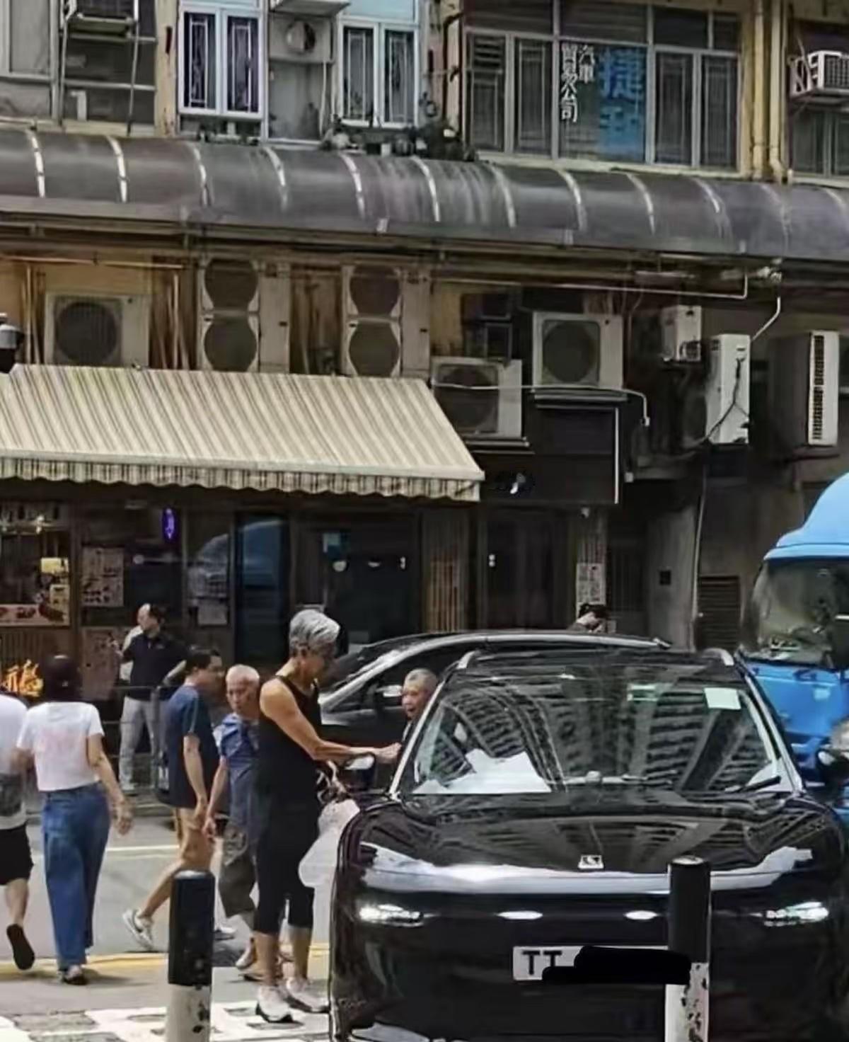 周润发是真低调啊，上亿身价开20万电车买叉烧，穿得就像个普通街坊！一辆黑色电车，价格在二三十万左右，