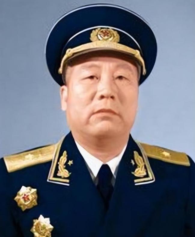 1945年，中苏军方宴会上，苏军将领和曾克林开玩笑：“你喝一杯酒，我就给一座军