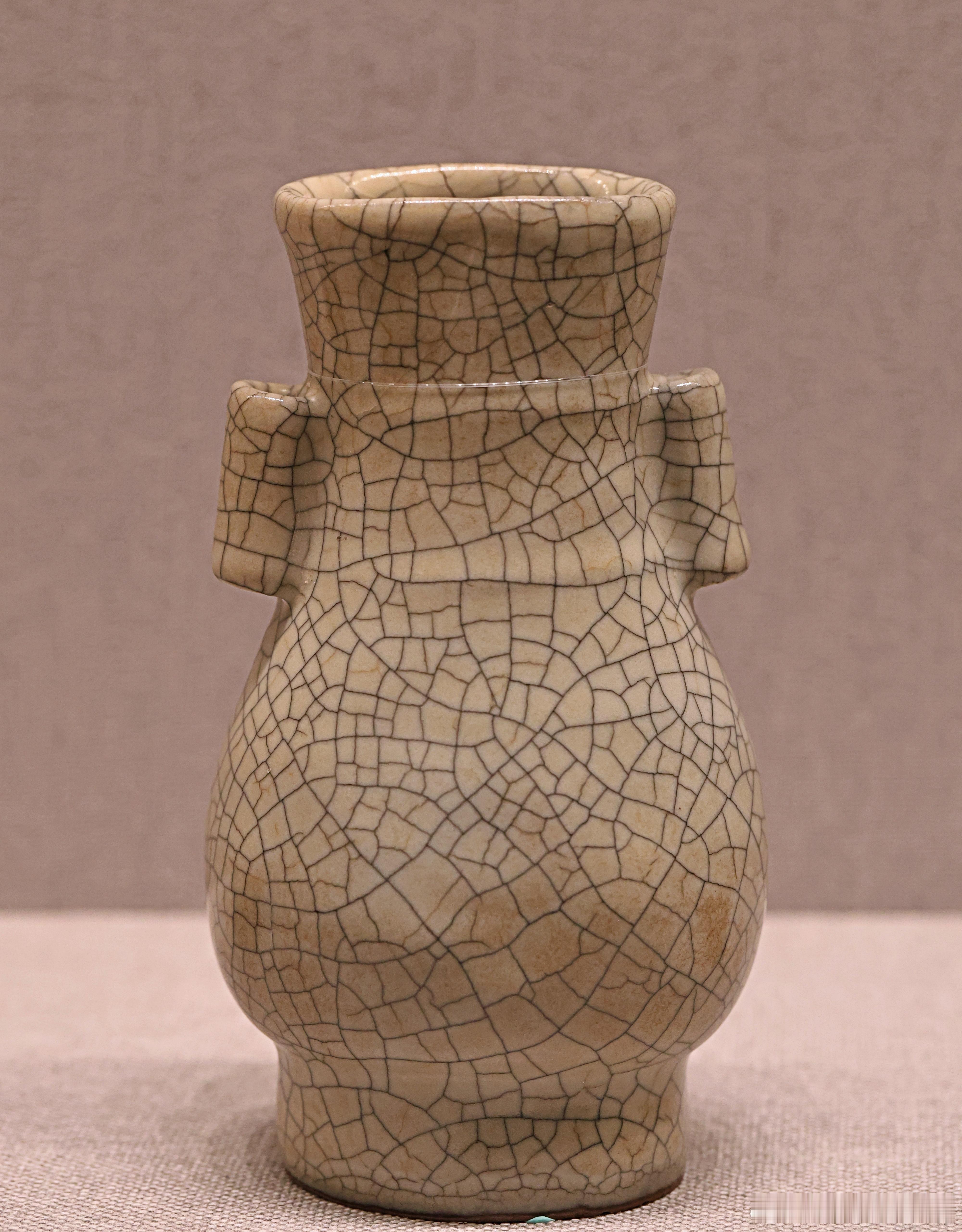 哥窑灰青釉贯耳瓶南宋（公元1127-1279年）故宫博物院藏此瓶造型仿古代青铜