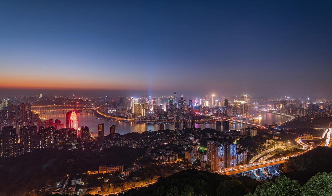 来重庆才知道，啥叫真正的旅游城市!说实话，之前我总觉得北京旅游团多、人挤人，感