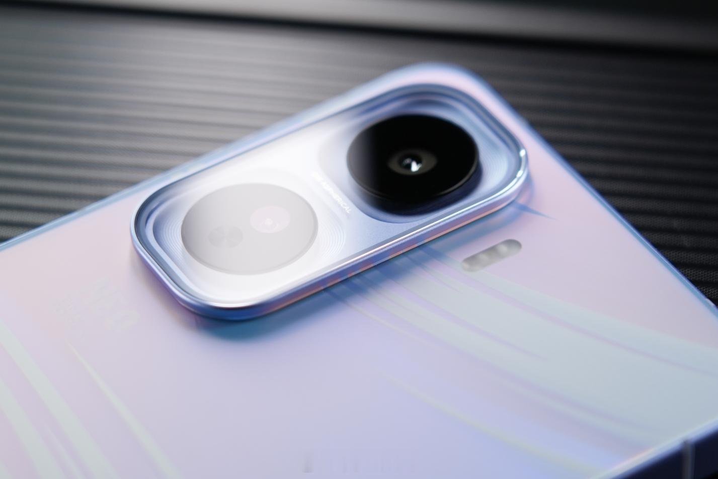 iQOONeo11正面采用一块6.82英寸2K144Hz打孔屏，全局亮度可