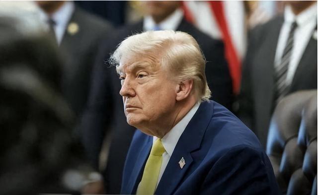 支持率跌到34%了，特朗普当然非常慌张。这么搞的话，中期选举怎么过关啊？关键时刻
