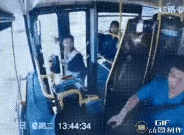 女子万万没想到对自己错误的惩罚来的那么快公交车上一女子因疏忽大意坐过站，便