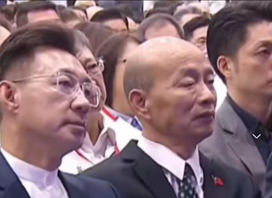 韩国瑜还是非常有情商的，在郑丽文当了国民党党主席的上班第一天，就跟江启臣一起送花