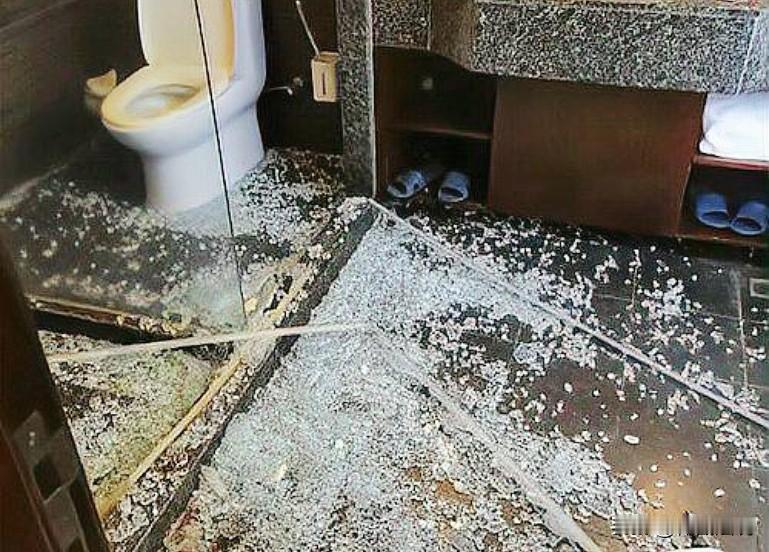 广东珠海，女子在网上预定了一家酒店，入住时，登记了好友的信息。次日清晨，她在洗漱