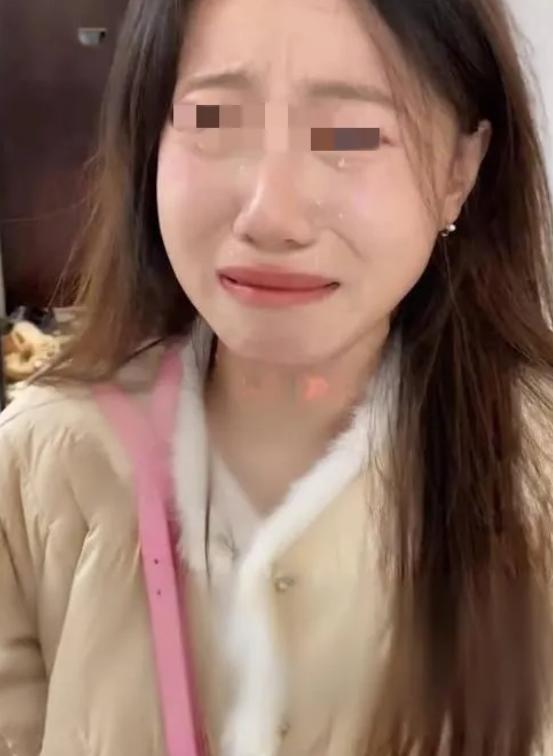 “良心不痛吗？”青海，一女子泡汤泉时，看到一个2岁孩子一头栽进池子里，她赶紧入水