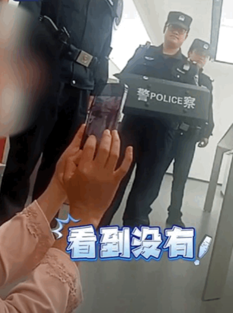 太可怕了！近日，云南昆明一户住宅突然出现好多蛇，地上墙上到处乱窜，女主人被吓得上
