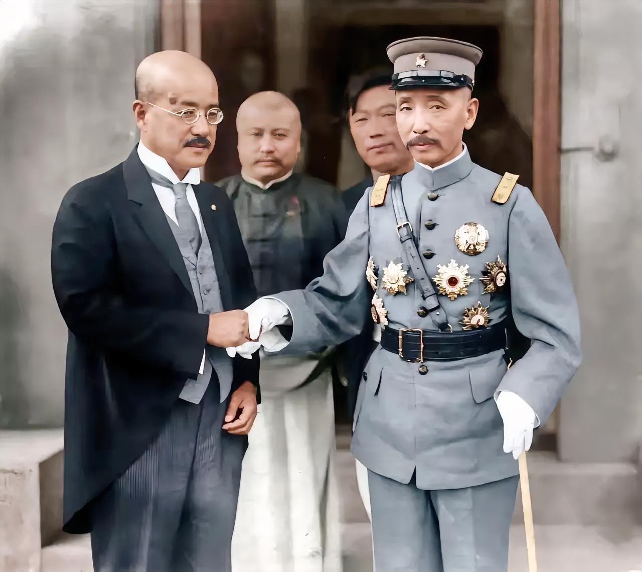 这是1927年时任中华民国海陆军大元帅的张作霖和日本公使芳泽谦吉的照片。