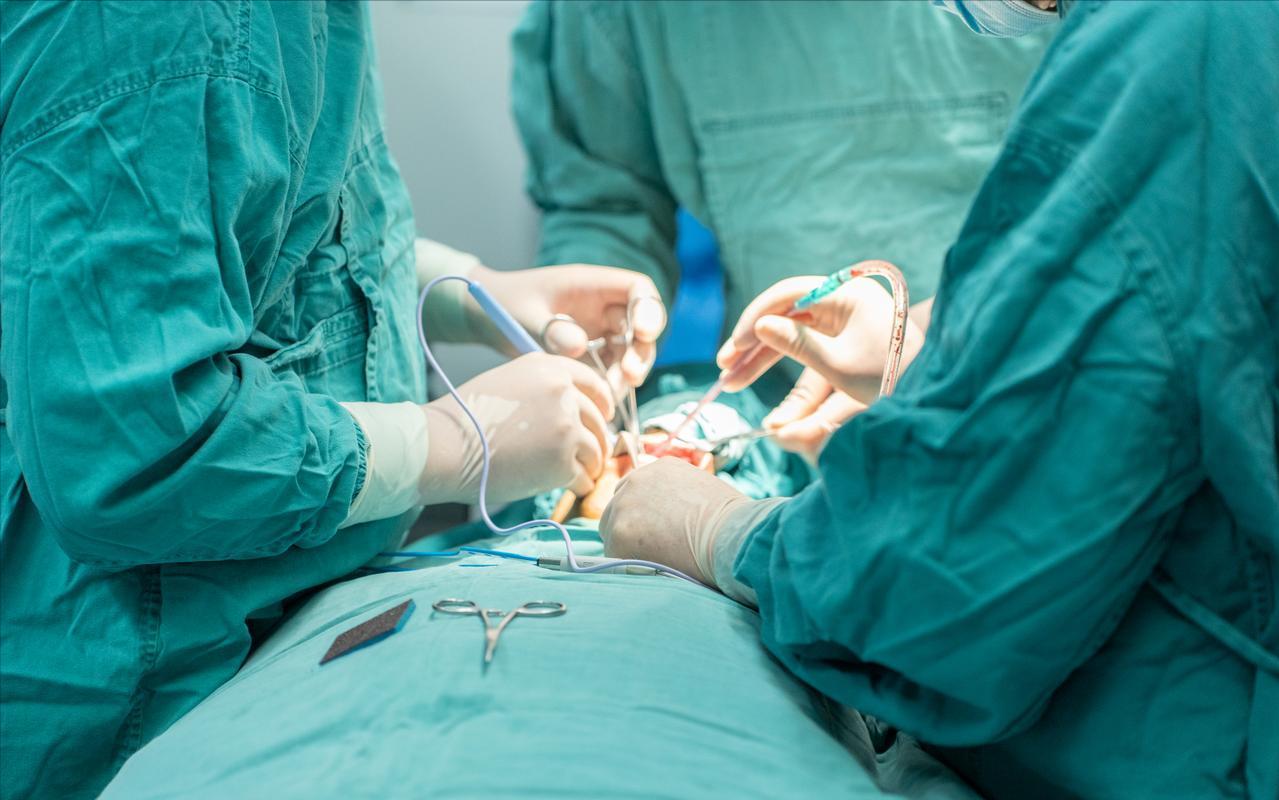 孩子腹痛切除六个脏器，从这个事件后看出医生群体变化，很戏剧性一个孩子腹痛到县医