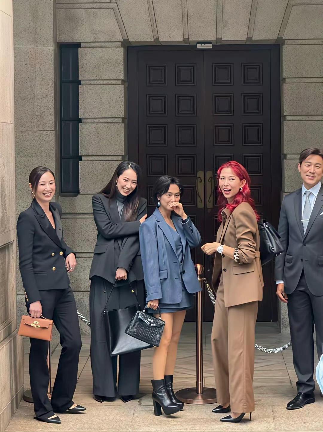 个矮真是硬伤，即使美如朱茵，放在大高个堆里，也是这么的不起眼！​​​