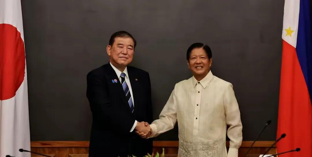 菲律宾一边保证恪守“一中”政策的原则坚持不变，一边与日本首相石破茂发表联合声明，
