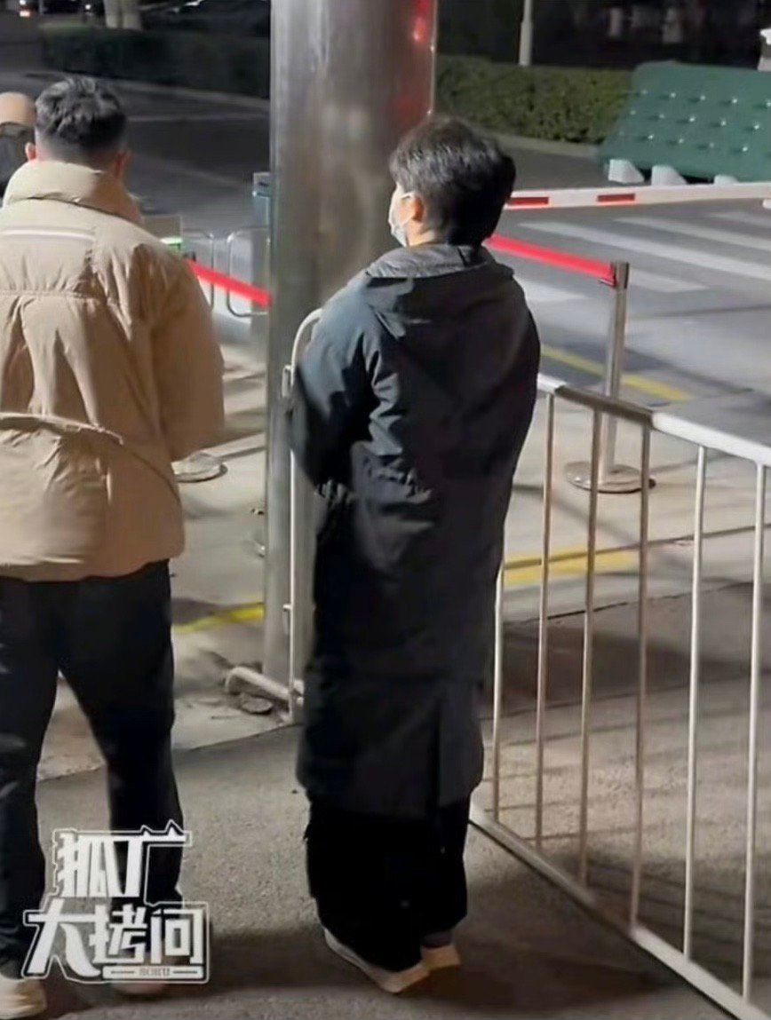 周深往那一站像根墨鱼肠周深又穿着春晚战袍来了啊哈哈哈哈，好可爱的宝宝哈哈哈哈