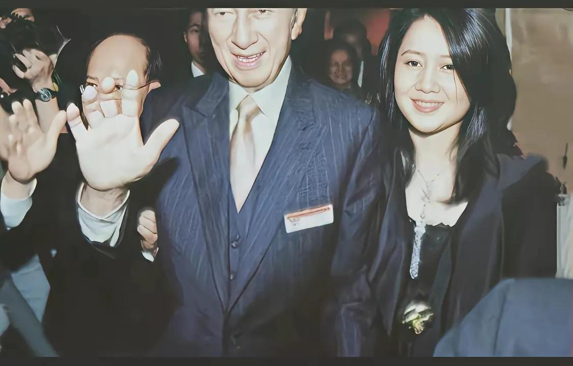 天啊！何猷君的妈妈年轻时候居然这么美，绝代芳华啊。何鸿燊是港澳近代极具传奇色彩的