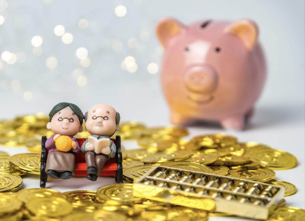 手里有300万没退休金,和每月领退休金,哪种养老更安心?刷到这个养老话题