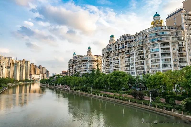 现在的房价一直在下跌，但上海的房价跌了还是让人望而却步！昨天晚上女儿下班和我