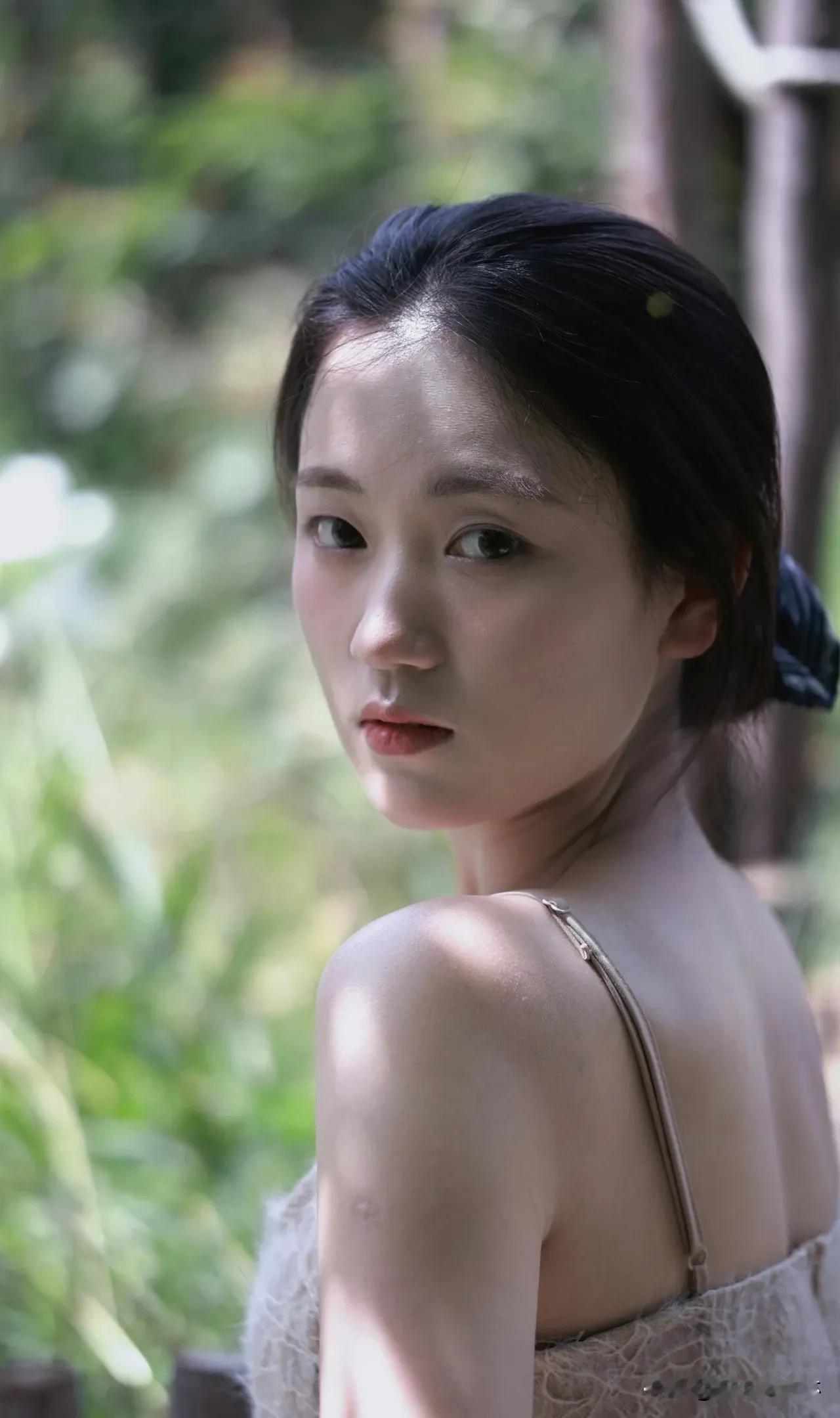 午后的风掀起碎花裙摆，连空气都裹着糖霜的甜。生活是藏在细节里的温柔，