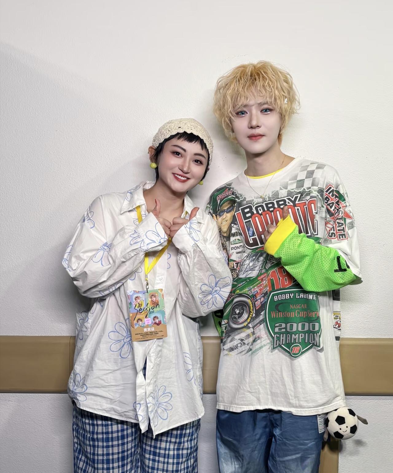 35岁鹿晗最新和粉丝合照，他的形象变化好大！顶着一头黄色卷发，化着大浓妆，整张脸