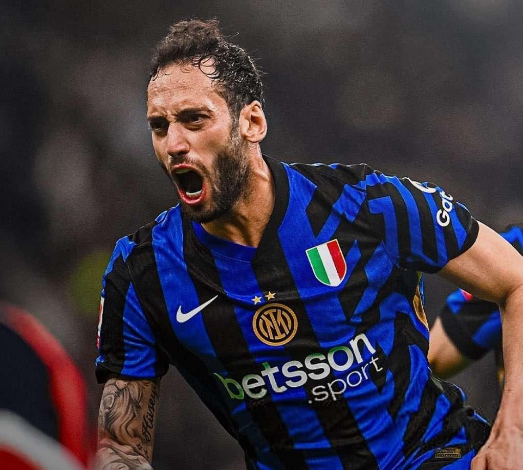 恰尔汗奥卢每次代表国米踢AC米兰的时候都表现的很夸张，这次终于又一次让他成了主角