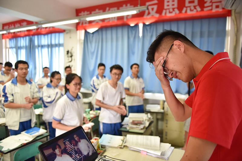 教师被投诉就只能赔礼道歉的日子，要过去了一位教师因为批评课堂违纪的学生被家长
