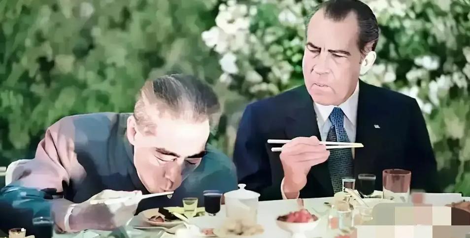 1972年，美国总统尼克松访华，他和周恩来总理邻座用餐，总理吃饭的一举一动让他震