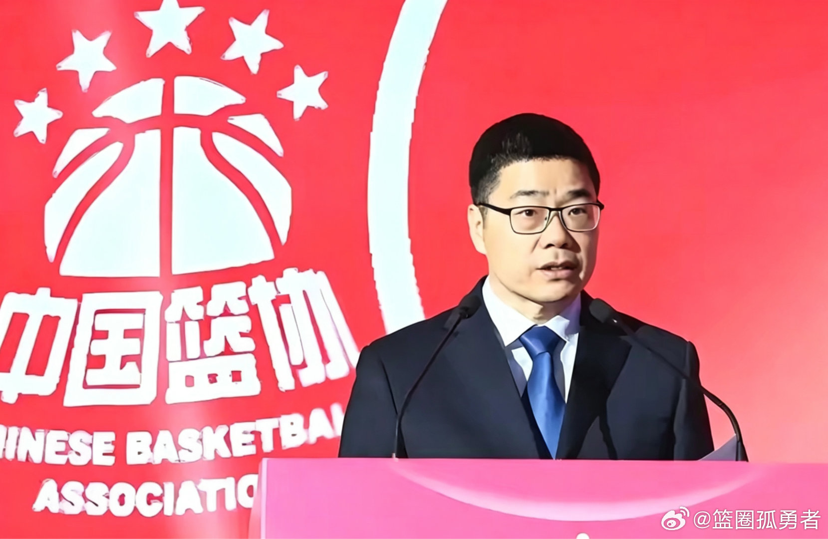 中国男篮低调到达沈阳，看来在篮协郭振明主席的带领下，男篮采取了大赛前静默策略。如