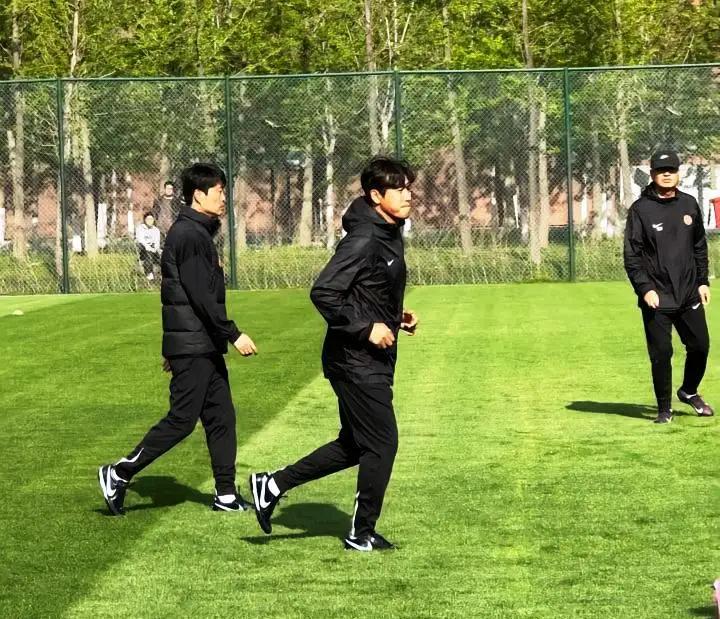 徐正源踏进辽宁铁人训练场，就引起成都球迷关切：会不会从蓉城挖人呢？我认为，老
