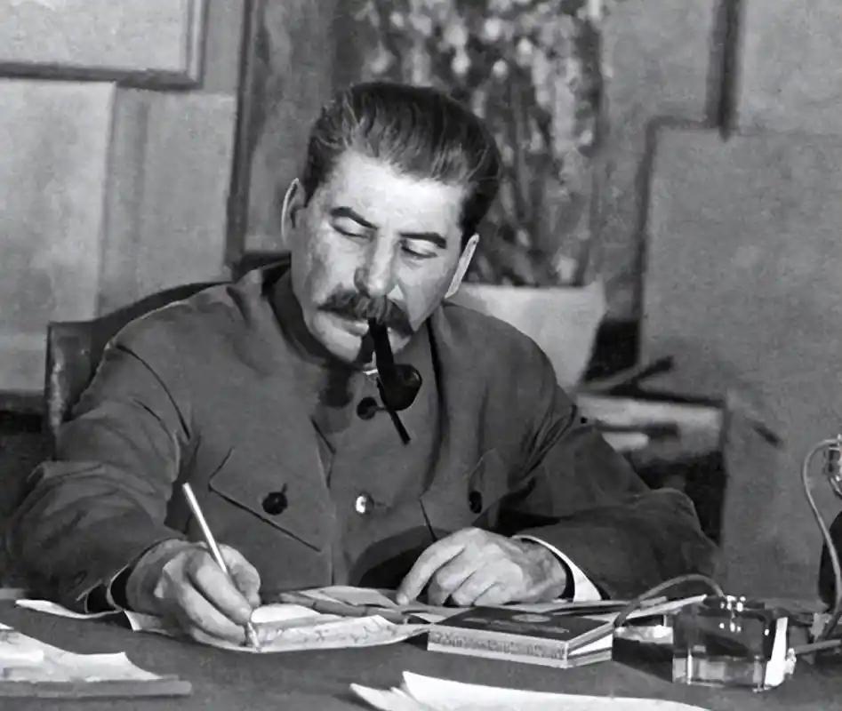 1953年3月5日，苏联铁腕领袖斯大林去世。仅仅21天后，失去斯大林庇护的儿子瓦