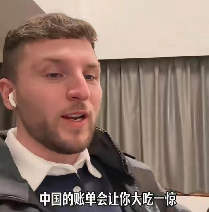 英国主播在网上发视频，说中国的生活成本低到离谱，跟不要钱似的，他一个月花在水电气