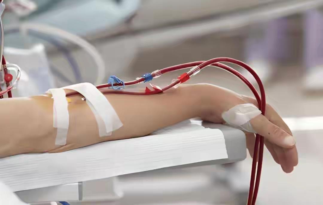 医生叹息：太多人拖成尿毒症，其实早期只要这一步就能救肾！在医院走廊的角落里，