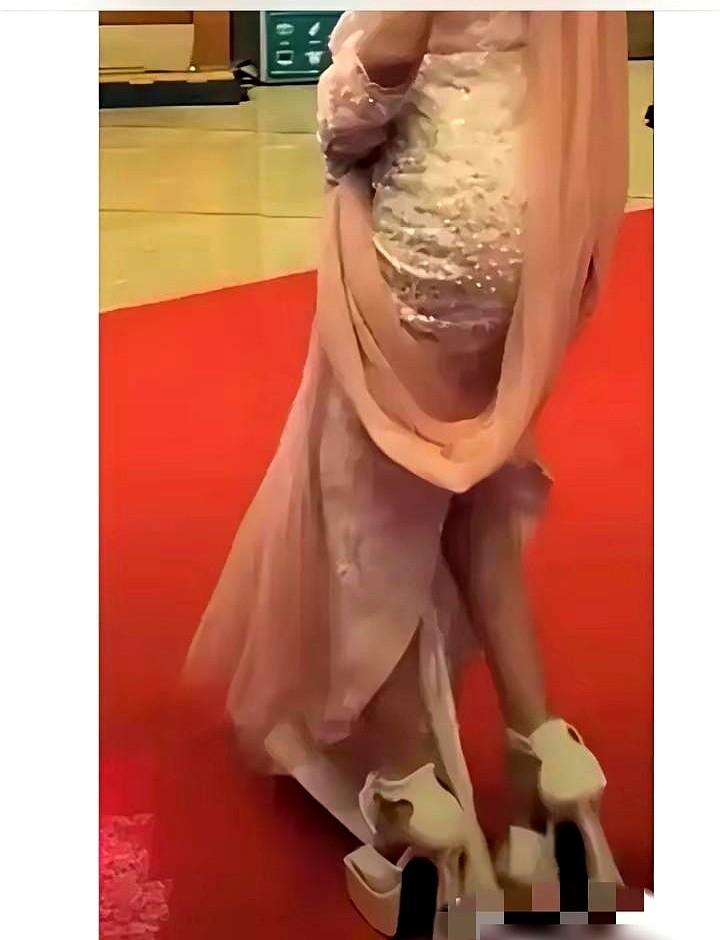 鞠婧祎的脚，看着都疼！她穿那身绿色鱼尾裙走红毯，上半身看，精致得像个娃娃。