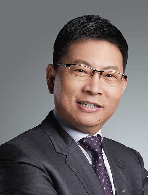 华为的余承东在发布会上，正式带来了华为首款，也是业界首款阔直板手机PuraX