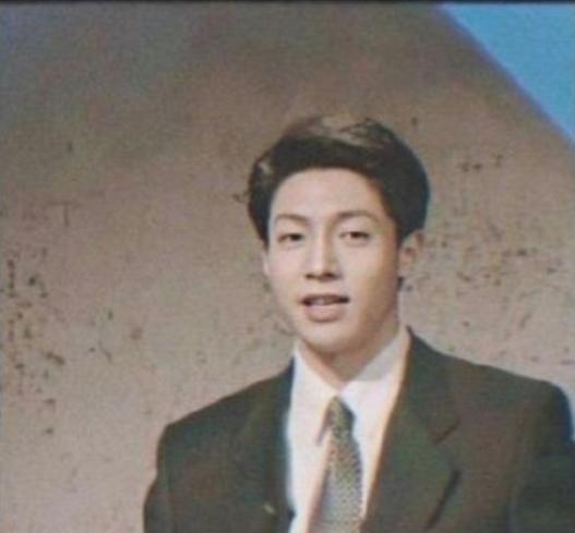 1997年，撒贝宁去央视面试，领导肖晓琳一看到他，转头就走入办公室锁