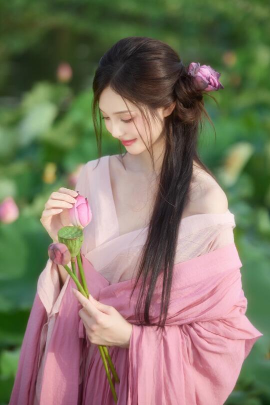 “夏天总要来拍一次荷花吧🪷”