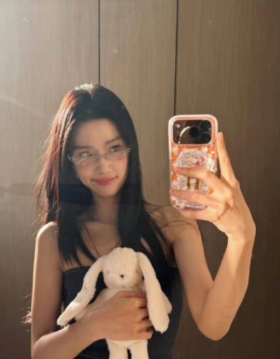 卢昱晓戴眼镜完全就是高智美