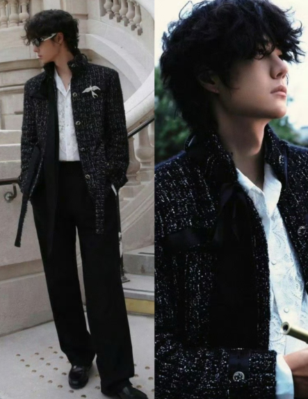 王一博惊艳纽约街头！王一博这位“香公子”在纽约街头拍照，卷毛头发搭配小香风服饰，