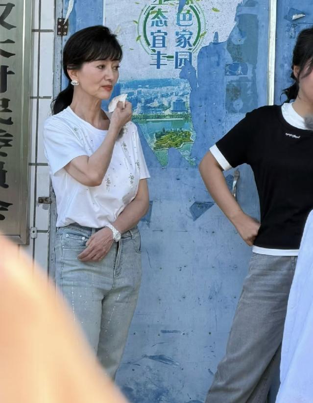 无修原图揭穿冻龄滤镜！73岁赵雅芝下乡录节目，真实状态格外真实通透。8月1日