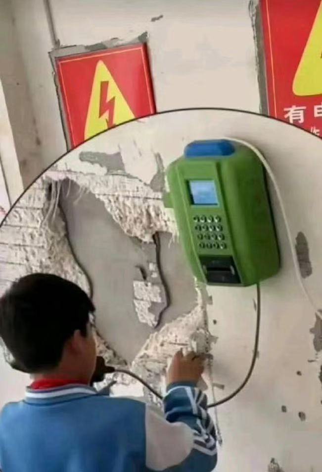 总算明白为啥学校电话亭要装块钢板了