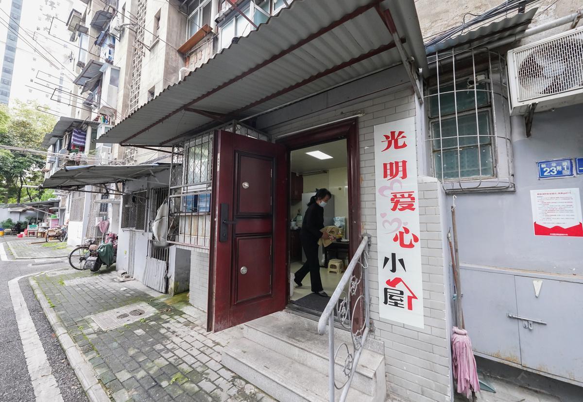 “感动哭了”！武汉协和医院旁，30多岁的陈升，陪着患白血病的妻子求医，谁料，他每