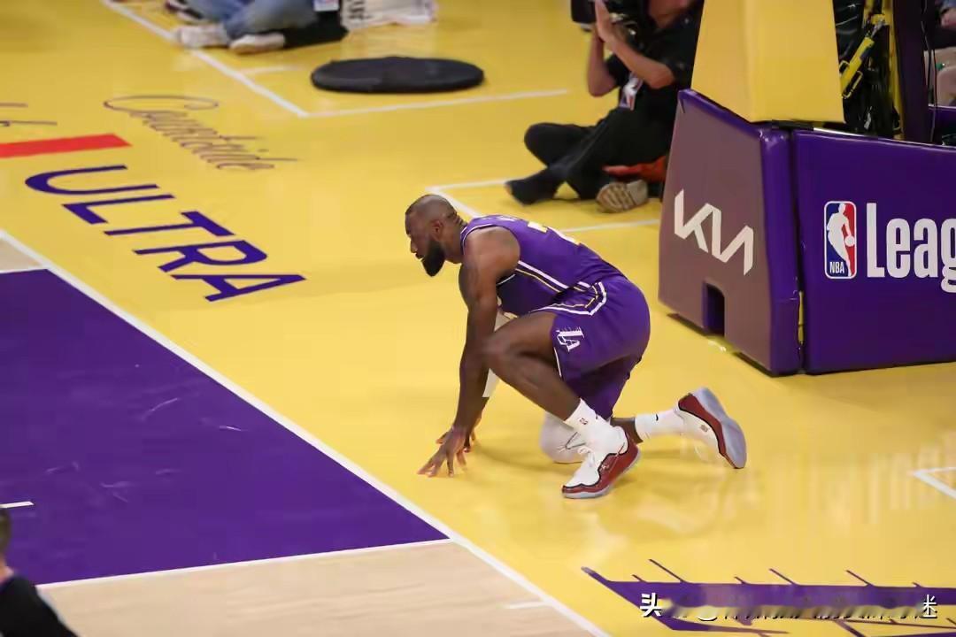 詹姆斯真该退役了！！！要知道当初科比和乔丹，包括可以预见的库里都是以绝对核心身份