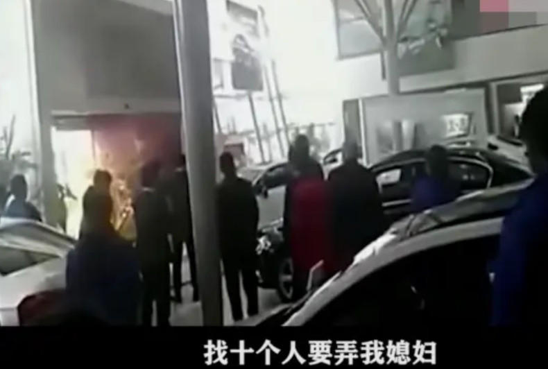 “不撤诉就弄你老婆！”2023年，一男子在当地4s店里购一辆新车，还购买了精品套