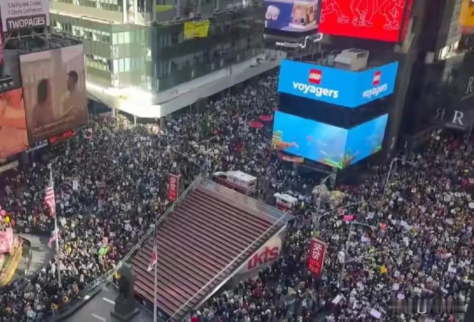 爆了！美国炸锅了！700万人街头怒吼“不要国王”！纽约时代广场人山人海，华盛顿国