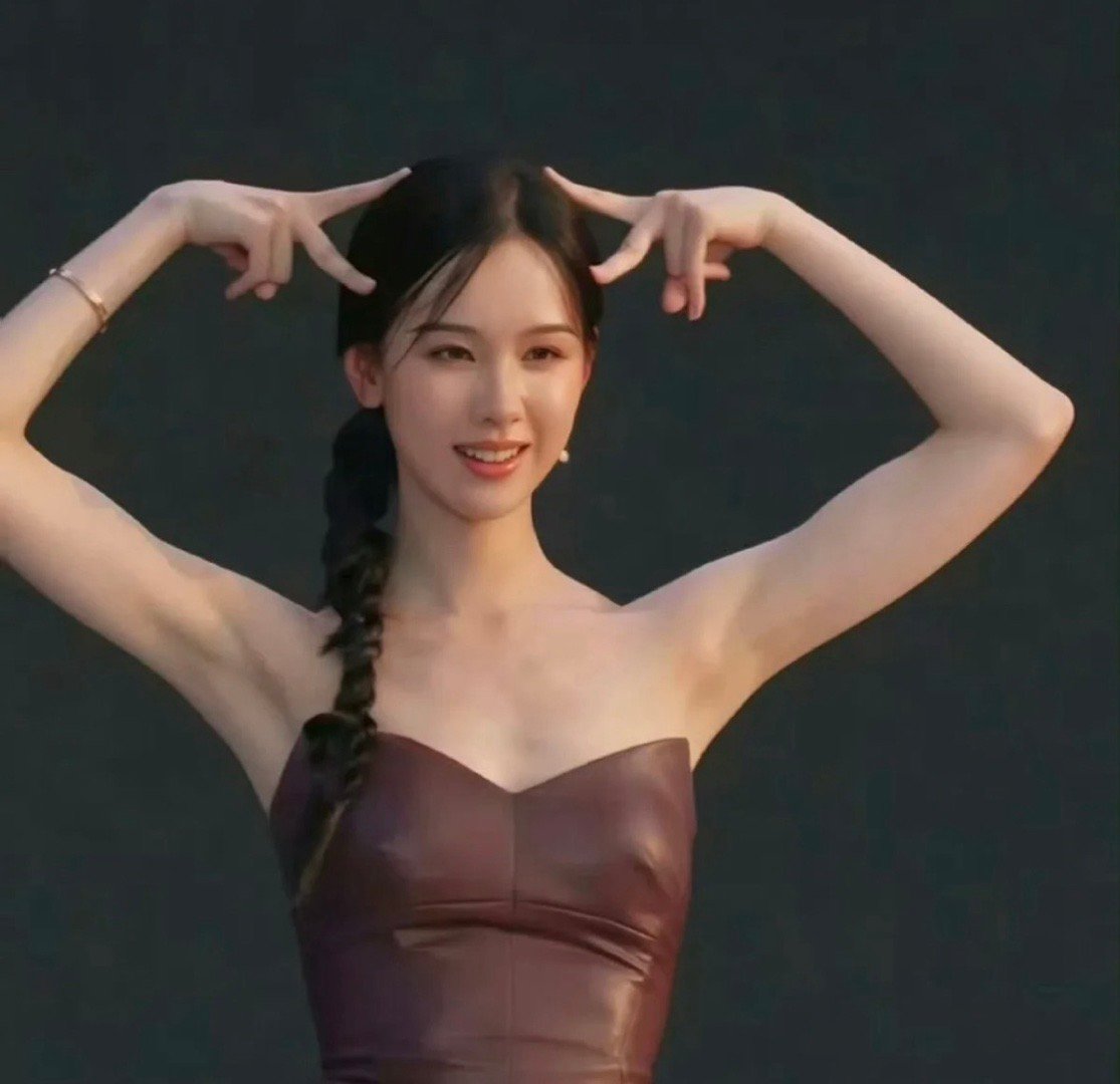 陈都灵这个肩和背好明显的训练痕迹​​​