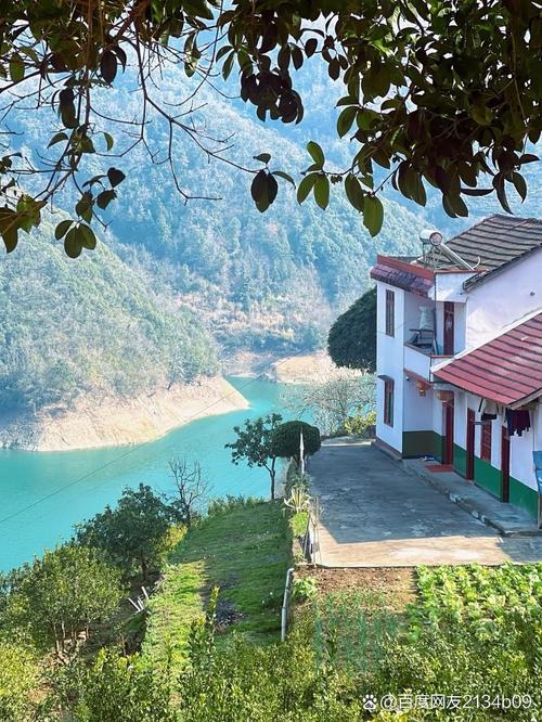 出句：门前青山绿水；对句：院内鸟语花香。联意赏析：[墨镜]‌此联意境优