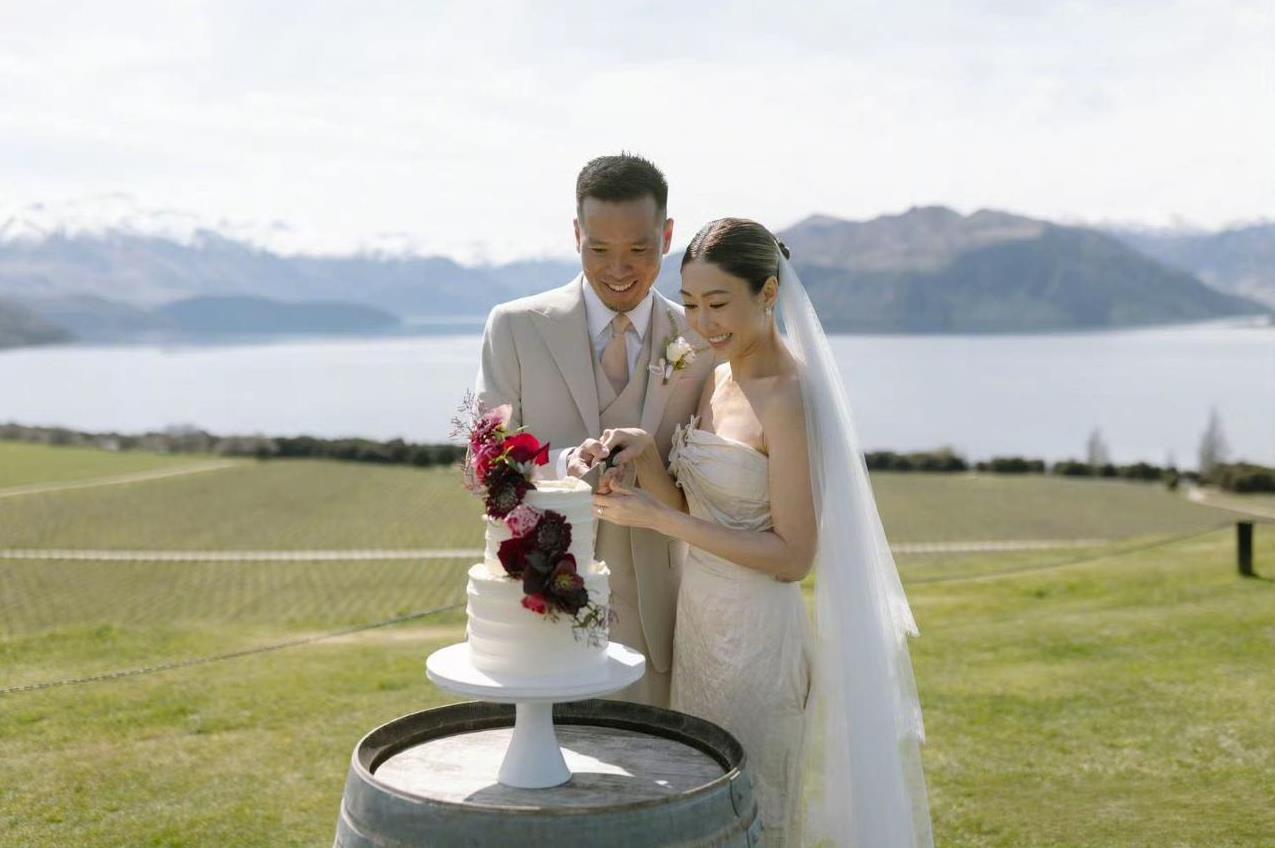 TVB双料视后胡定欣官宣结婚。老公是一名医生，圈外人士。胡定欣的婚姻低调务实