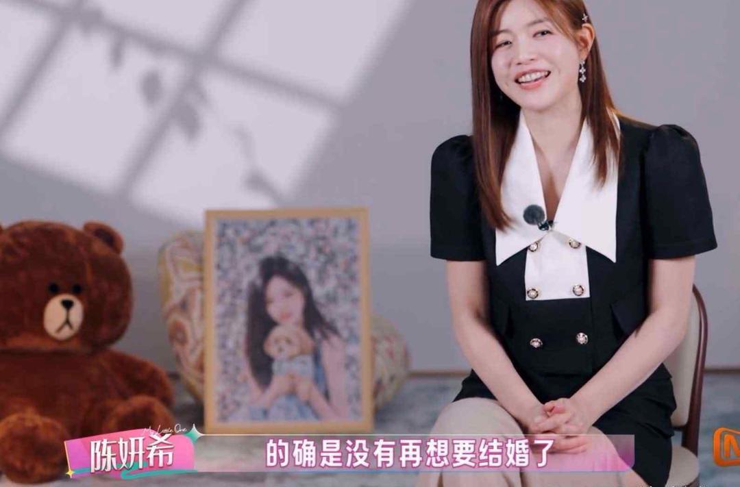 导演问陈妍希[：“你还会想再结婚吗？”陈妍希：“不会再结婚了。”经纪人：“她的爱